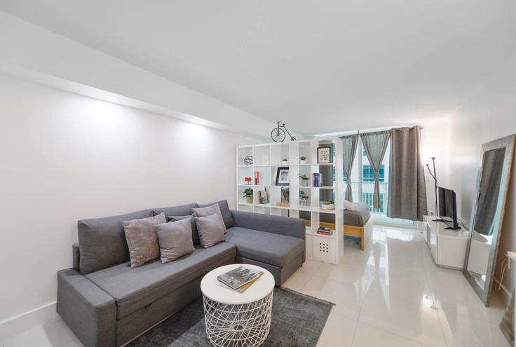 Elegante sala de estar con mobiliario moderno en un apartamento en Building Brickell Bay Drive - whost - 1022205 - MIA en Miami, Miami