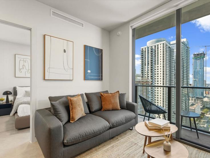 Sala de estar elegantemente projetada com móveis modernos em um apartamento no Building Northeast 5th Street - whost - 1468395 em Miami, Miami Sala de estar elegantemente projetada com móveis modernos em um apartamento no Building Northeast 5th Street - whost - 1468395 em Miami, Miami