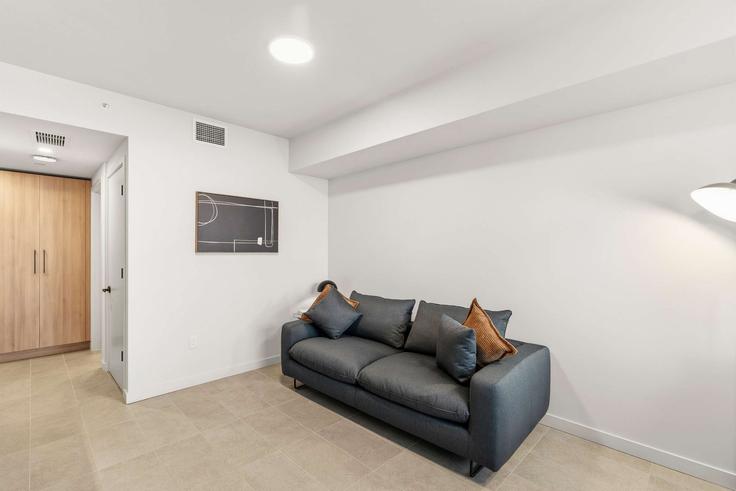 Elegant gestaltetes Wohnzimmer mit moderner Einrichtung in einer Wohnung im Building Northeast 5th Street - whost - 1501437 in Miami, Miami