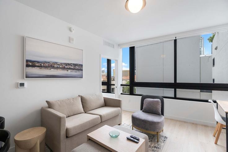 Sala de estar elegantemente projetada com móveis modernos em um apartamento no Building North Miami Avenue - whost - 1501137 em Miami, Miami