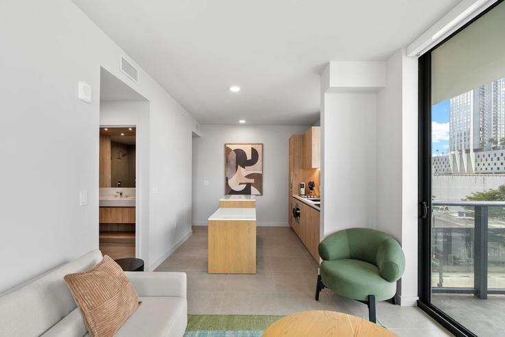 Sala de estar elegantemente projetada com móveis modernos em um apartamento no Building Northeast 6th Street - whost - 1502197 em Miami, Miami