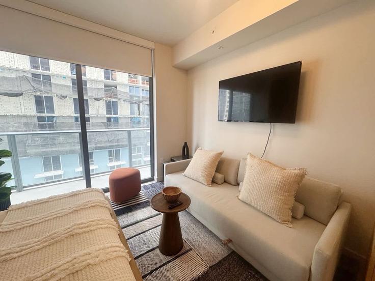 Sala de estar elegantemente projetada com móveis modernos em um apartamento no Building Northeast 6th Street - whost - 1515069 em Miami, Miami