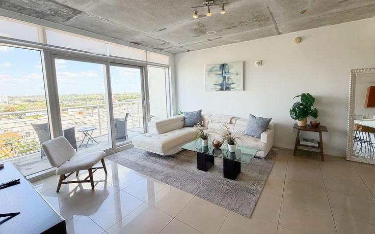Building Northeast 1st Avenue - whost - 1520185 adresindeki bir dairede modern mobilyalarla zarif bir şekilde tasarlanmış oturma odası Miami, Miami