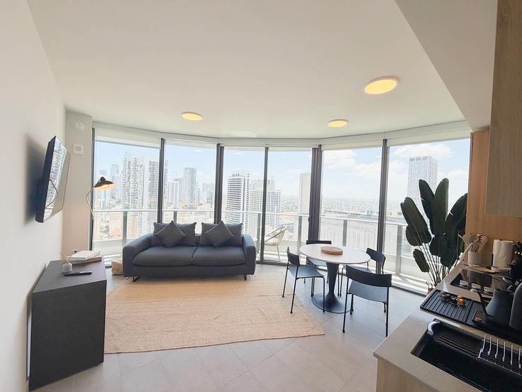 Elegant gestaltetes Wohnzimmer mit moderner Einrichtung in einer Wohnung im Building Northeast 5th Street - whost - 1507565 in Miami, Miami