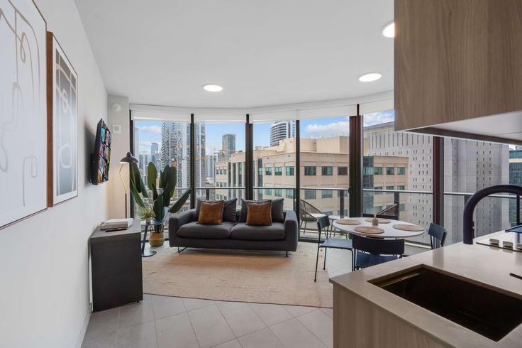 Elegant gestaltetes Wohnzimmer mit moderner Einrichtung in einer Wohnung im Building Northeast 5th Street - whost - 1505780 in Miami, Miami