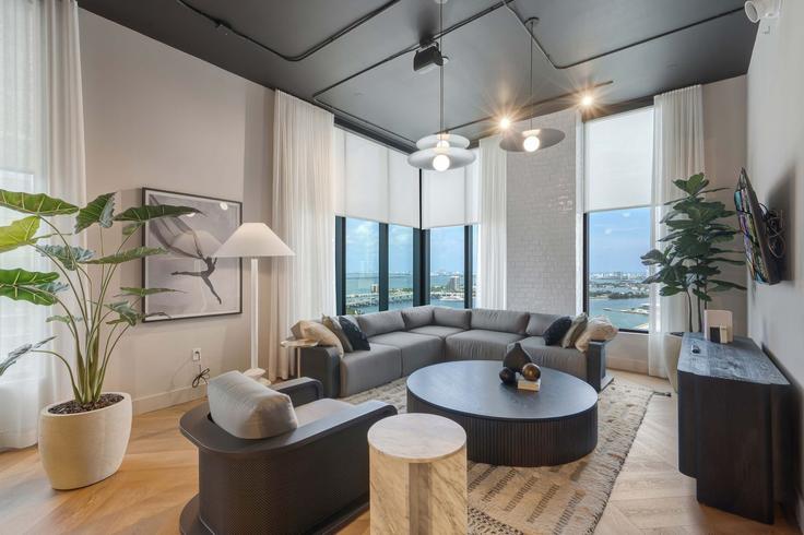Sala de estar elegantemente projetada com móveis modernos em um apartamento no Building Northeast 5th Street - whost - 1404478 em Miami, Miami