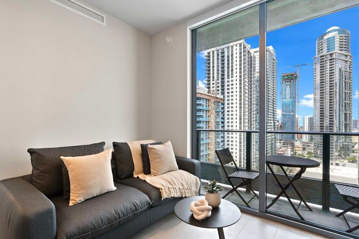 Salle de séjour élégante avec mobilier moderne dans un appartement à Building Northeast 5th Street - whost - 1388735 à Miami, Miami