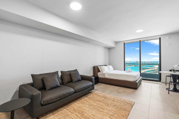 Elegante sala de estar con mobiliario moderno en un apartamento en Building Northeast 5th Street - whost - 1496946 en Miami, Miami Elegante sala de estar con mobiliario moderno en un apartamento en Building Northeast 5th Street - whost - 1496946 en Miami, Miami