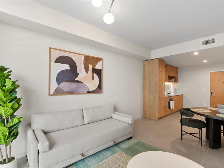 Sala de estar elegantemente projetada com móveis modernos em um apartamento no Building Northeast 6th Street - whost - 1376603 em Miami, Miami Sala de estar elegantemente projetada com móveis modernos em um apartamento no Building Northeast 6th Street - whost - 1376603 em Miami, Miami