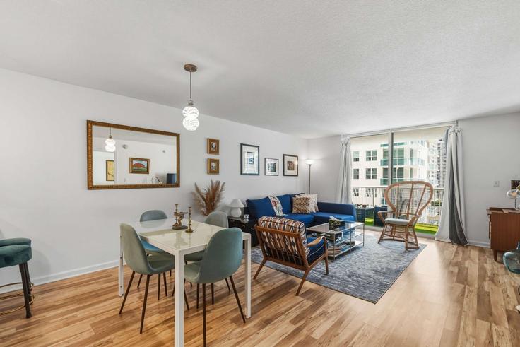 Miami MiamiのBuilding Southeast 12th Street - whost - 1507885のアパートメントにある、モダンな家具を備えたエレガントなデザインのリビングルーム Miami MiamiのBuilding Southeast 12th Street - whost - 1507885のアパートメントにある、モダンな家具を備えたエレガントなデザインのリビングルーム