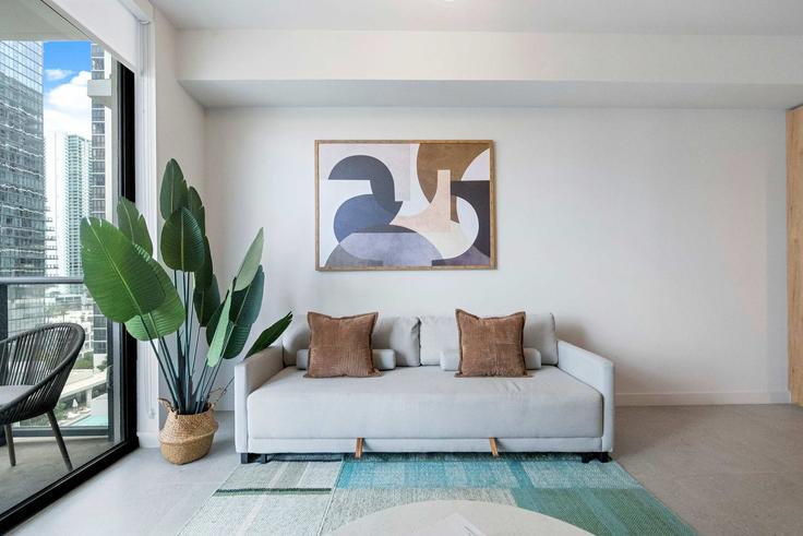 Sala de estar elegantemente projetada com móveis modernos em um apartamento no Building Northeast 6th Street - whost - 1391811 em Miami, Miami