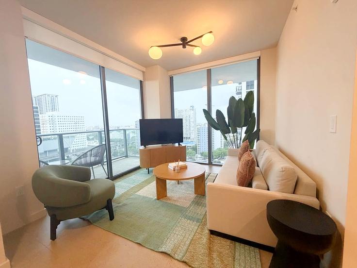 Miami, Miami에 위치한 Building Northeast 6th Street - whost - 1511598 유닛의 세련된 인테리어가 돋보이는 거실