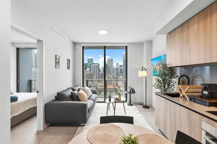 Sala de estar elegantemente projetada com móveis modernos em um apartamento no Building Northeast 5th Street - whost - 1501438 em Miami, Miami Sala de estar elegantemente projetada com móveis modernos em um apartamento no Building Northeast 5th Street - whost - 1501438 em Miami, Miami