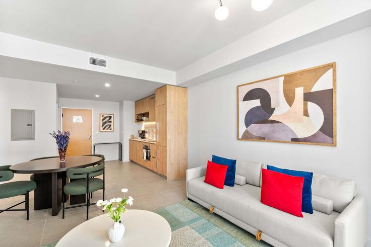 Building Northeast 6th Street - whost - 1499078 adresindeki bir dairede modern mobilyalarla zarif bir şekilde tasarlanmış oturma odası Miami, Miami Building Northeast 6th Street - whost - 1499078 adresindeki bir dairede modern mobilyalarla zarif bir şekilde tasarlanmış oturma odası Miami, Miami