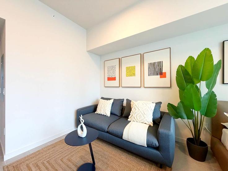 Miami, Miami에 위치한 Building Northeast 5th Street - whost - 1524604 유닛의 세련된 인테리어가 돋보이는 거실 Miami, Miami에 위치한 Building Northeast 5th Street - whost - 1524604 유닛의 세련된 인테리어가 돋보이는 거실