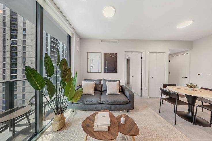Elegante sala de estar con mobiliario moderno en un apartamento en Building Northeast 5th Street - whost - 1520195 en Miami, Miami