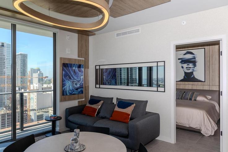 Salle de séjour élégante avec mobilier moderne dans un appartement à Building Northeast 5th Street - whost - 1538867 à Miami, Miami Salle de séjour élégante avec mobilier moderne dans un appartement à Building Northeast 5th Street - whost - 1538867 à Miami, Miami