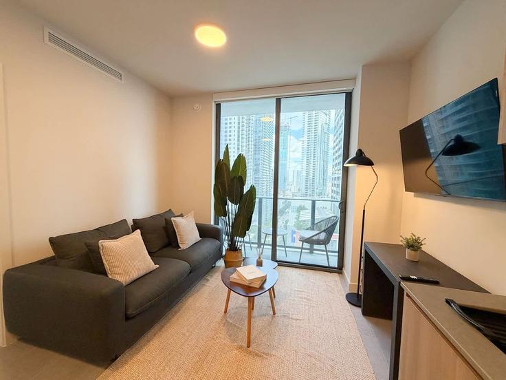 Salle de séjour élégante avec mobilier moderne dans un appartement à Building Northeast 5th Street - whost - 1520196 à Miami, Miami Salle de séjour élégante avec mobilier moderne dans un appartement à Building Northeast 5th Street - whost - 1520196 à Miami, Miami