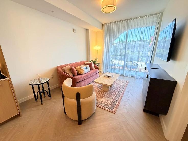 Salle de séjour élégante avec mobilier moderne dans un appartement à Building Northwest 2nd Avenue - whost - 1538875 à Miami, Miami