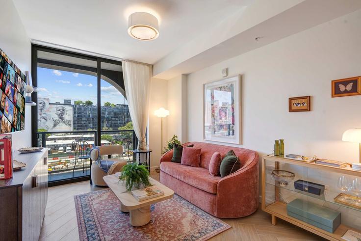 Sala de estar elegantemente projetada com móveis modernos em um apartamento no Building Northwest 2nd Avenue - whost - 1559802 em Miami, Miami