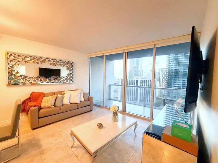 Miami MiamiのBuilding Brickell Avenue - whost - 1536419のアパートメントにある、モダンな家具を備えたエレガントなデザインのリビングルーム