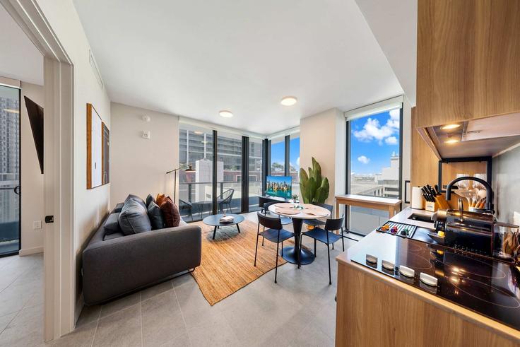 Salle de séjour élégante avec mobilier moderne dans un appartement à Building Northeast 5th Street - whost - 1521895 à Miami, Miami Salle de séjour élégante avec mobilier moderne dans un appartement à Building Northeast 5th Street - whost - 1521895 à Miami, Miami