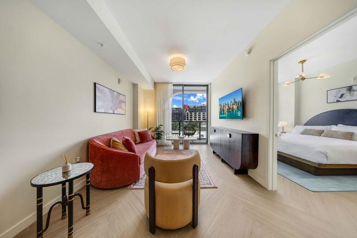 Building Northwest 2nd Avenue - whost - 1559803 adresindeki bir dairede modern mobilyalarla zarif bir şekilde tasarlanmış oturma odası Miami, Miami