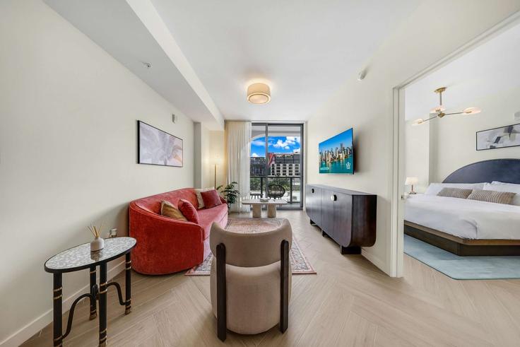 Elegant gestaltetes Wohnzimmer mit moderner Einrichtung in einer Wohnung im Building Northwest 2nd Avenue - whost - 1538869 in Miami, Miami