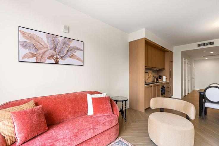 Sala de estar elegantemente projetada com móveis modernos em um apartamento no Building Northwest 2nd Avenue - whost - 1559805 em Miami, Miami