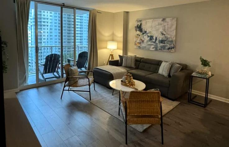 Salle de séjour élégante avec mobilier moderne dans un appartement à Building Brickell Bay Drive - whost - 1022201 - MIA à Miami, Miami