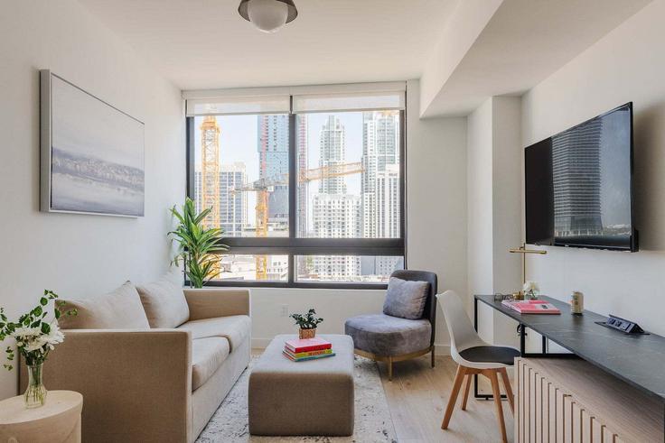 Sala de estar elegantemente projetada com móveis modernos em um apartamento no Building North Miami Avenue - whost - 1587567 em Miami, Miami Sala de estar elegantemente projetada com móveis modernos em um apartamento no Building North Miami Avenue - whost - 1587567 em Miami, Miami
