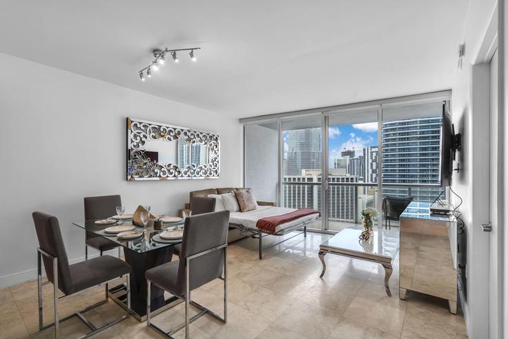 Miami MiamiのBuilding Brickell Avenue - whost - 1536419のアパートメントにある、モダンな家具を備えたエレガントなデザインのリビングルーム