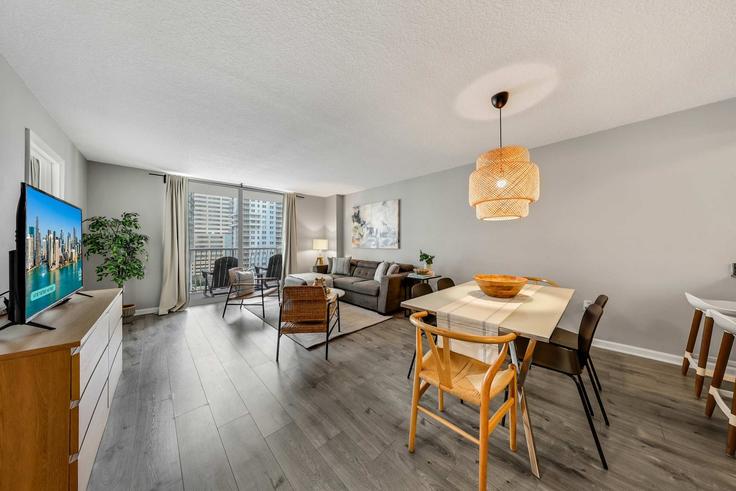 Sala de estar elegantemente projetada com móveis modernos em um apartamento no Building Brickell Bay Drive - whost - 1022201 - MIA em Miami, Miami