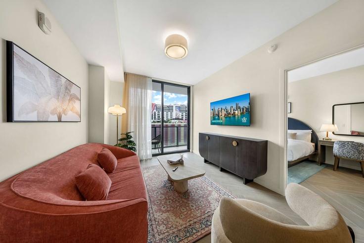 Building Northwest 2nd Avenue - whost - 1585085 adresindeki bir dairede modern mobilyalarla zarif bir şekilde tasarlanmış oturma odası Miami, Miami Building Northwest 2nd Avenue - whost - 1585085 adresindeki bir dairede modern mobilyalarla zarif bir şekilde tasarlanmış oturma odası Miami, Miami