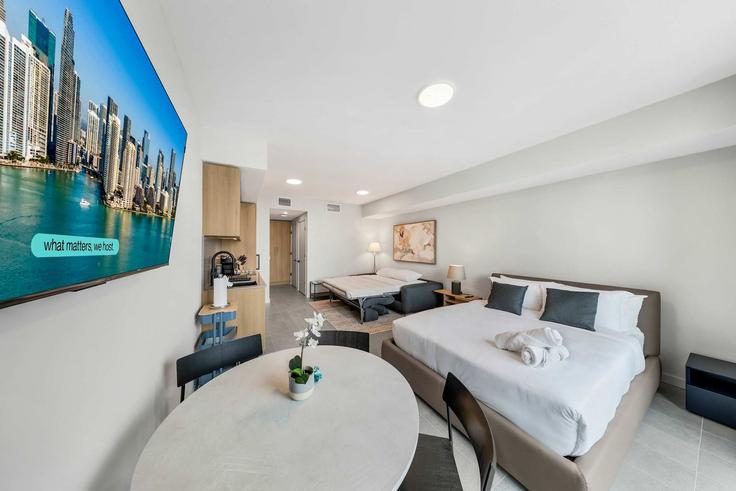 Miami MiamiのBuilding Northeast 5th Street - whost - 1496946のアパートメントにある、モダンな家具を備えたエレガントなデザインのリビングルーム