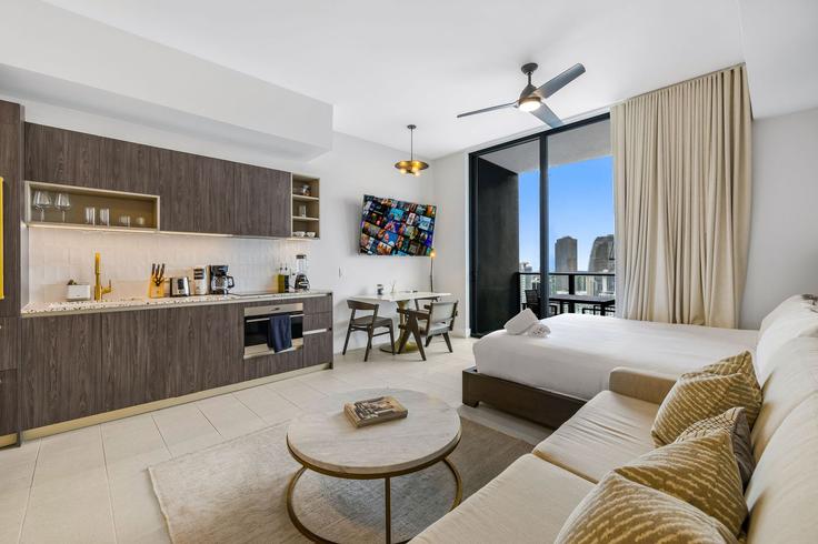 Elegant gestaltetes Wohnzimmer mit moderner Einrichtung in einer Wohnung im Building Northeast 6th Street - whost - 1589901 in Miami, Miami Elegant gestaltetes Wohnzimmer mit moderner Einrichtung in einer Wohnung im Building Northeast 6th Street - whost - 1589901 in Miami, Miami