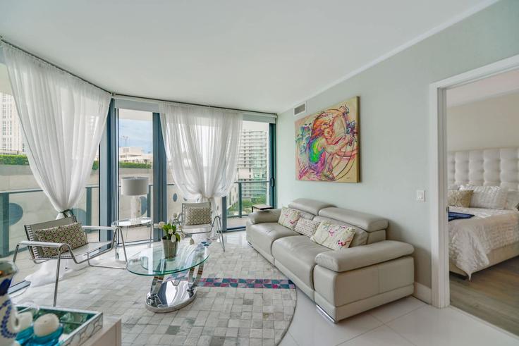Building Northeast 31st Street - whost - 1578024 adresindeki bir dairede modern mobilyalarla zarif bir şekilde tasarlanmış oturma odası Miami, Miami