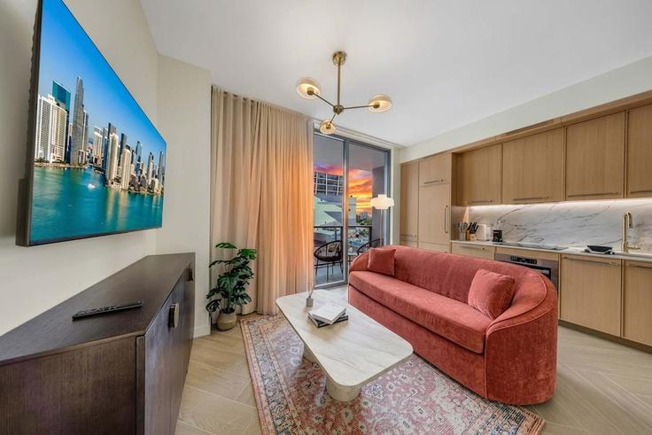 Building Northwest 2nd Avenue - whost - 1585094 adresindeki bir dairede modern mobilyalarla zarif bir şekilde tasarlanmış oturma odası Miami, Miami
