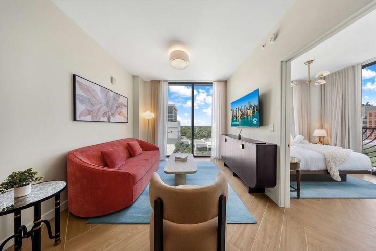 Salle de séjour élégante avec mobilier moderne dans un appartement à Building Northwest 2nd Avenue - whost - 1585086 à Miami, Miami Salle de séjour élégante avec mobilier moderne dans un appartement à Building Northwest 2nd Avenue - whost - 1585086 à Miami, Miami