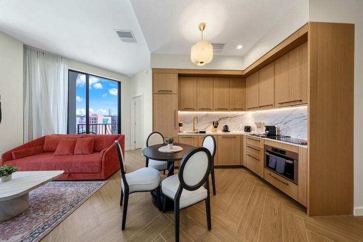 Building Northwest 2nd Avenue - whost - 1585095 adresindeki bir dairede modern mobilyalarla zarif bir şekilde tasarlanmış oturma odası Miami, Miami