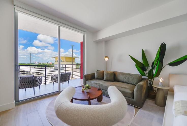 Miami, Miami에 위치한 Building Northeast 32nd Street - whost - 1586875 유닛의 세련된 인테리어가 돋보이는 거실 Miami, Miami에 위치한 Building Northeast 32nd Street - whost - 1586875 유닛의 세련된 인테리어가 돋보이는 거실