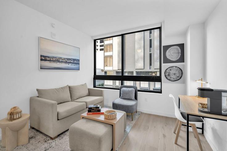 Sala de estar elegantemente projetada com móveis modernos em um apartamento no Building North Miami Avenue - whost - 1587568 em Miami, Miami Sala de estar elegantemente projetada com móveis modernos em um apartamento no Building North Miami Avenue - whost - 1587568 em Miami, Miami