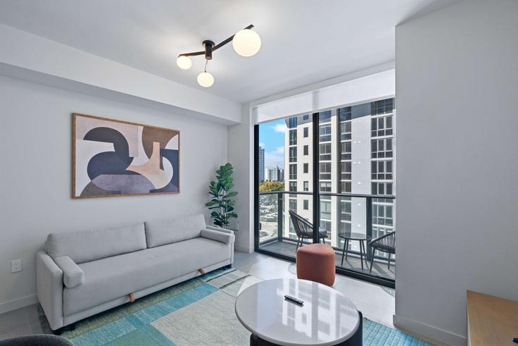 Elegant gestaltetes Wohnzimmer mit moderner Einrichtung in einer Wohnung im Building Northeast 6th Street - whost - 1376609 in Miami, Miami Elegant gestaltetes Wohnzimmer mit moderner Einrichtung in einer Wohnung im Building Northeast 6th Street - whost - 1376609 in Miami, Miami