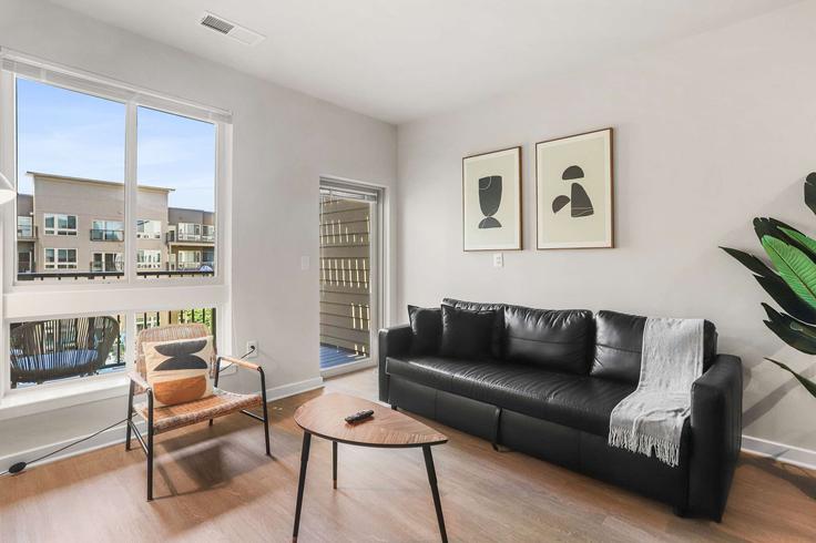 Elegante sala de estar con mobiliario moderno en un apartamento en Building Poag Street - whost - 1625016 en Rose Hill, Rose Hill Elegante sala de estar con mobiliario moderno en un apartamento en Building Poag Street - whost - 1625016 en Rose Hill, Rose Hill
