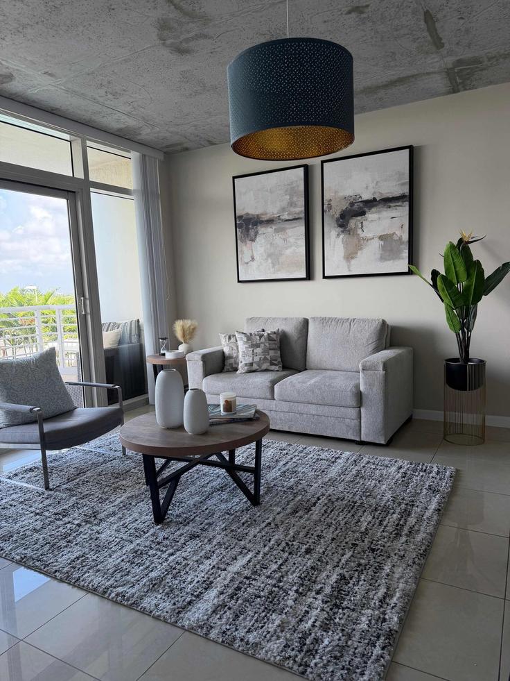 Sala de estar elegantemente projetada com móveis modernos em um apartamento no Building Northeast 1st Avenue - whost - 1641540 em Miami, Miami Sala de estar elegantemente projetada com móveis modernos em um apartamento no Building Northeast 1st Avenue - whost - 1641540 em Miami, Miami