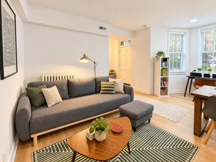 Salle de séjour élégante avec mobilier moderne dans un appartement à Building Q Street Northwest - whost - 1641542 à Washington, Washington Salle de séjour élégante avec mobilier moderne dans un appartement à Building Q Street Northwest - whost - 1641542 à Washington, Washington