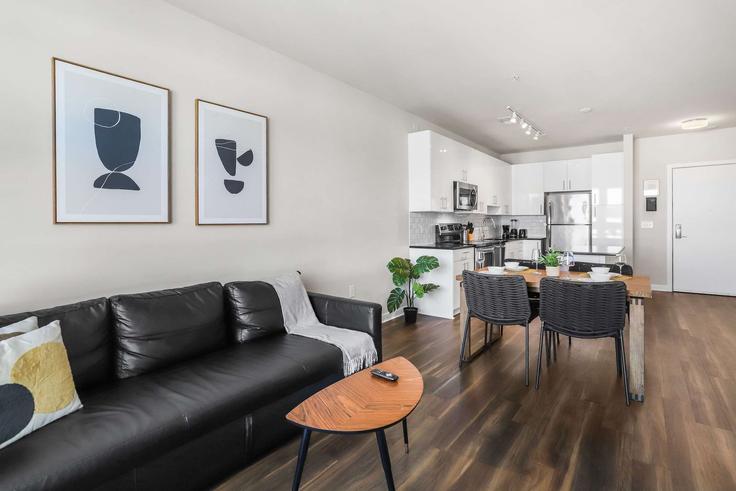 Building Poag Street - whost - 1639941 adresindeki bir dairede modern mobilyalarla zarif bir şekilde tasarlanmış oturma odası Rose Hill, Rose Hill Building Poag Street - whost - 1639941 adresindeki bir dairede modern mobilyalarla zarif bir şekilde tasarlanmış oturma odası Rose Hill, Rose Hill