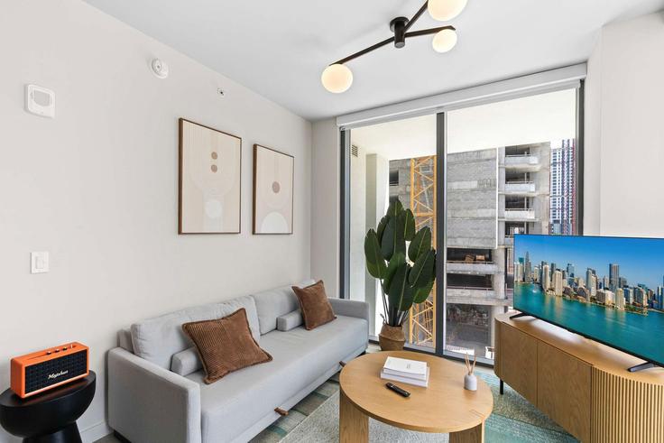 Miami, Miami에 위치한 Building Northeast 6th Street - whost - 1461459 유닛의 세련된 인테리어가 돋보이는 거실 Miami, Miami에 위치한 Building Northeast 6th Street - whost - 1461459 유닛의 세련된 인테리어가 돋보이는 거실