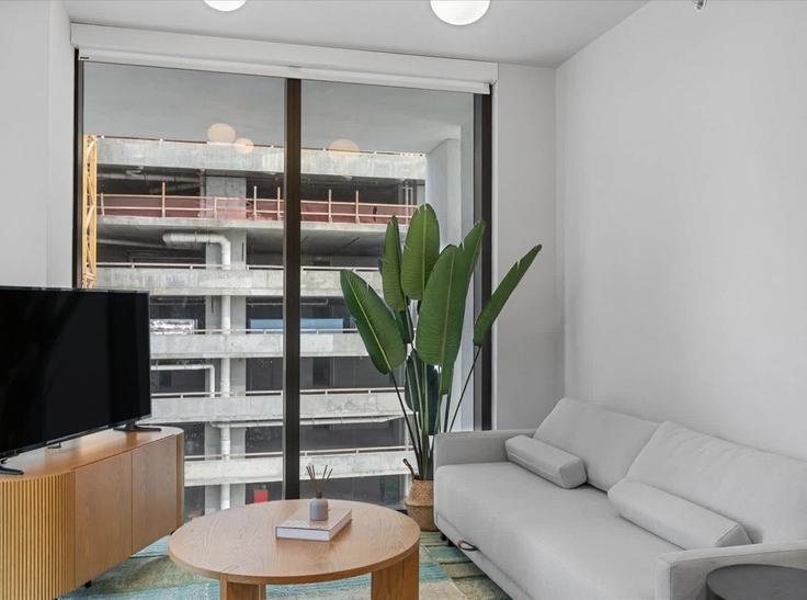 Sala de estar elegantemente projetada com móveis modernos em um apartamento no Building Northeast 6th Street - whost - 1373697 em Miami, Miami