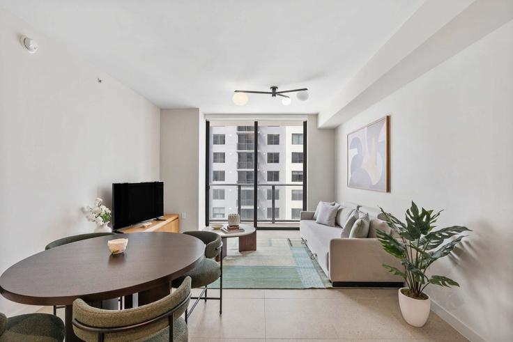 Salle de séjour élégante avec mobilier moderne dans un appartement à Building Northeast 6th Street - whost - 1460708 à Miami, Miami Salle de séjour élégante avec mobilier moderne dans un appartement à Building Northeast 6th Street - whost - 1460708 à Miami, Miami